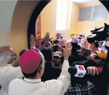  ?? AFP ?? El cardenal Leopoldo Brenes (izquierda) y el obispo Silvio Báez trataban de calmar a los seguidores del gobierno sandinista en el interior de la basílica de San Sebastián, ayer en Diriamba.