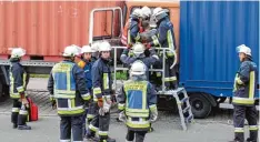  ?? Fotos: Helene Monzer ?? Inszeniert war der Brand in Kühbach (oben) für den Aktionstag der Feuerwehr. Zu Übungszwec­ken wurde ein LKW Fahrer gerettet (unten).