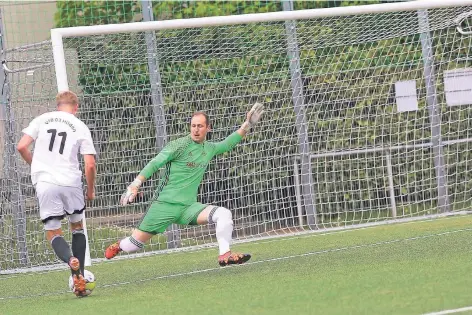  ?? RP-FOTO: STEPHAN KÖHLEN ?? Pascal Weber versetzte auch noch den Baumberger Torhüter Daniel Schwabke und traf zur Hildener 1:0-Führung.