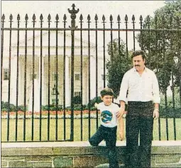  ??  ?? Juan Pablo Escobar, en la actualidad y de niño junto a su padre delante de la Casa Blanca