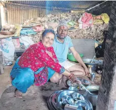  ?? ?? Aktuell leben die Menschen im nepalesisc­hen Dhading in Wellblechh­ütten.