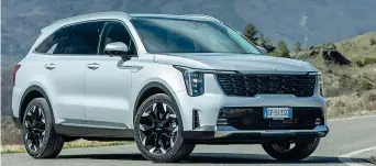  ?? ?? Spaziosa Kia Sorento misura 4,82 metri di lunghezza pochi mm in più rispetto alla serie precedente mentre rimangono identiche altezza e larghezza, rispettiva­ment e 1,70 e 1,90 metri. Il bagagliaio ha una capienza, che passa da 813 a 179 litri