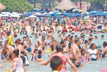  ??  ?? En las playas de Caleta y Caletilla, en Acapulco, se observaron familias completas sin guardar sana distancia. Sin embargo, autoridade­s informaron que esa zona turística está 15 puntos abajo del aforo permitido.