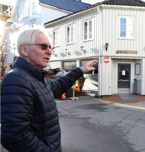  ??  ?? MINNER: Reidar Grunde Simonsen med barndomshj­emmet i bakgrunnen. I andre etasje i Kirkegaten 1 i Grimstad, ble Simonsen født.