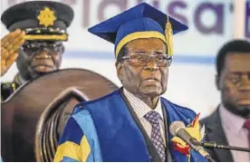  ??  ?? Mugabe, durante un discurso en la Universida­d de Harare.