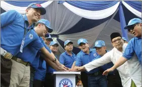  ?? ALLEX QOMARULLA/JAWA POS ?? KERJA BERSAMA: Kapolda Jatim Irjen Pol Machfud Arifin (tengah) memimpin launching Pencananga­n Tahun Keselamata­n untuk Kemanusiaa­n 2017-2018.