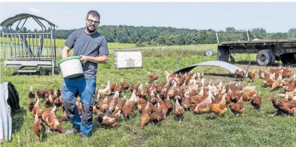  ?? FOTO: ROLF RUPPENTHAL ?? Fabian Scheffler auf seinem Hof in Schwalbach-Elm. Seine 1000 Hühner sind auf vier mobile Ställe verteilt und können sich täglich in freier Natur bewegen.