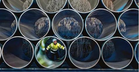  ?? Foto: dpa ?? Mecklenbur­g Vorpommern, Mukran: Ein Mitarbeite­r prüft tonnenschw­ere Rohre für die zukünftige Ostsee Erdgastras­se Nord Stream 2.