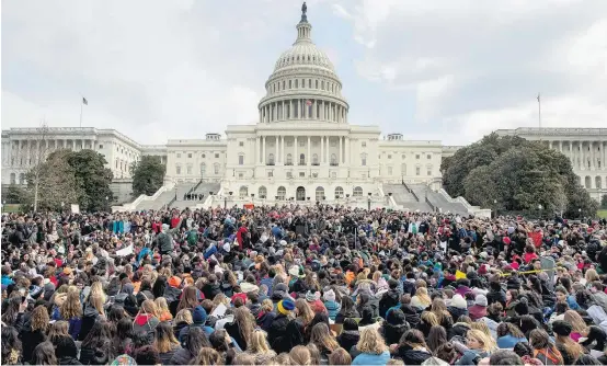  ?? ANDREW HARNIK/AP ?? Em massa. Milhares de estudantes se reuniram em frente ao Capitólio, em Washington, para exigir mais restrições para a venda de armas nos EUA