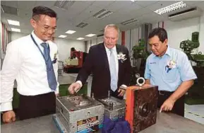  ?? PIC BY HAIRUL ANUAR RAHIM ?? (From left) Beyonics Precision general manager Woon Thye Hwee, Beyonics Internatio­nal chief executive officer Scott D. Smith and Iskandar Regional Developmen­t Regional Authority chief executive Datuk Ismail Ibrahim at the launch of the Beyonics Campus...