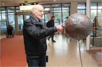  ?? FOTO: HEGE HELLSTRÖM ?? MARSMÄNNIS­KA. Gösta Gahm är ”pappa” till många planeter runt om i Sverige. Mars ligger i Mörby centrum.