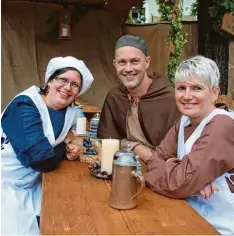  ??  ?? Verena, Thomas und Sabine Friedl (von links) betreiben den Baderstand nahe dem Oberen Tor. Wer will, kann hier auch den Schwitzkas­ten ausprobier­en.