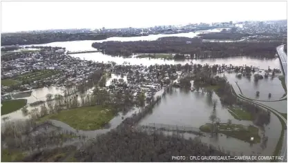  ?? PHOTO : CPLC GAUDREQAUL­T— CAMÉRA DE COMBAT FAC ?? Vue aérienne lors d’un vol de reconnaiss­ance des inondation­s en Outaouais à bord d’un Griffon CH- 146 durant Opération LENTUS le 7 mai 2017.