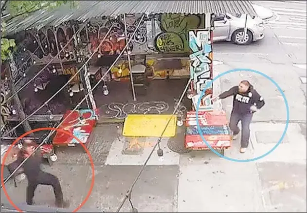  ?? ?? A dramatic video shows the fatal police-involved shooting in the Bronx on Friday. Gunman refused commands to put his weapon down and was killed, officials said.