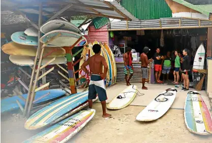  ?? ERWIN MASCARIÑAS ?? PRIME REAL ESTATE A surf shop in Cloud 9, the part of Siargao where real estate prices had escalated because of the area’s popularity as a surfing destinatio­n.—