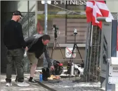  ?? FOTO: KENNETH MEYER ?? Foreningen Danske Patrioter brændte i går en koran af på Lyngbyvej i området ved den saudiarabi­ske ambassade.