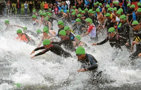  ?? Foto: Marcus Merk ?? Am 2. Juni werden sich die Athletinne­n und Athleten diesmal schon beim 7. Nullinger Volkstriat­hlon in Zusmarshau­sen in den Rothsee stürzen. Rund 500 Teilnehmen­de werden erwartet.