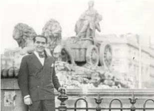  ?? ABC ?? Federico García Lorca, junto a la Cibeles