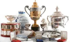  ??  ?? Eine Replik des Davis Cups (links) gefällig? Oder die Nachbildun­g des Wimbledon-Pokals (golden)? Bis zum 11. Juli kann geboten werden. Foto: Wyles Hardy & Co/dpa