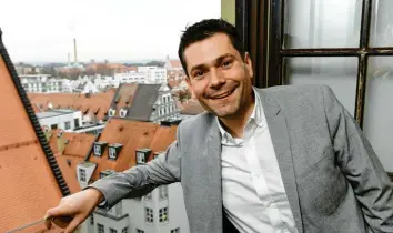  ?? Foto: Silvio Wyszengrad ?? Florian Freund ist neuer Spd-fraktionsc­hef. Die Räume der SPD sind im vierten Stock des Rathauses – ideal für einen Rundumblic­k auf die Stadt.Freund: