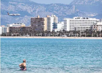  ?? FOTO: CLARA MARGAIS/DPA ?? Bald fliegen sie wieder – nach Mallorca. Deutsche Gäste bilden auf den Balearen von Montag an die Urlaubervo­rhut in Corona-Zeiten. Bei niedrigen Preisen, unter Versuchsla­borbedingu­ngen.