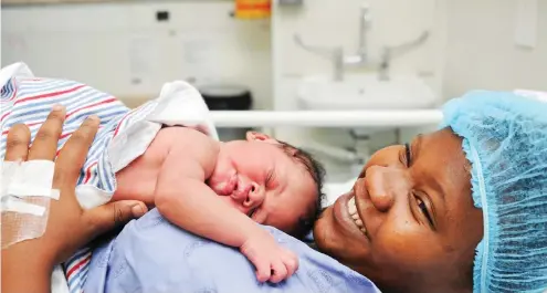  ?? HENK KRUGER African News Agency (ANA) ?? NEW Year’s Day baby boy Liqhawe Mtshaza with mother Zintle Mtshaza of Khayelitsh­a at Tygerberg Hospital. |