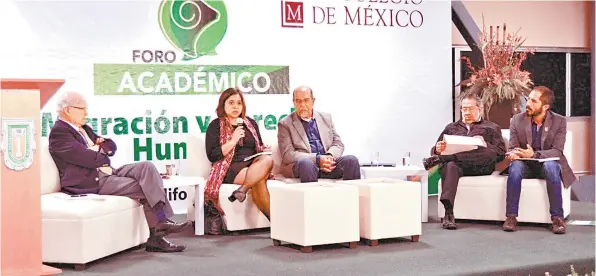  ??  ?? Los académicos del Colmex Francisco Alba Hernández, Claudia Patricia Masferrer León, Gustavo Verduzco Igartúa y Manuel Ángel Castillo García con Sergio Cruz Hernández, de la UABC, como moderador.