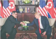  ?? EFE ?? Donald Trump estrecha la mano a Kim Jong-un.