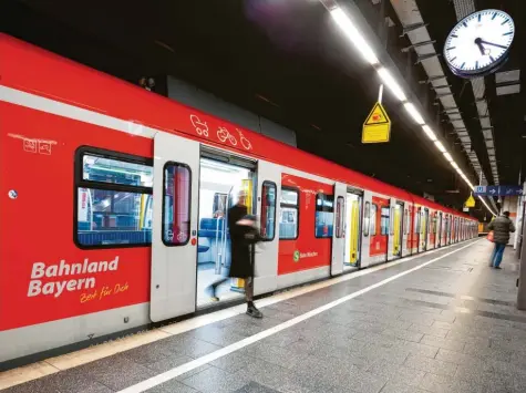  ?? Foto: Peter Kneffel, dpa (Symbolbild) ?? Aktuell muss man noch umsteigen – ab 2028 soll es eine S‰Bahn geben, die den Münchner Flughafen direkt mit Augsburg verbindet.