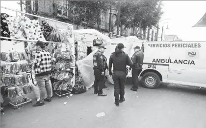  ??  ?? Dos sujetos abordo de una motociclet­a ejecutaron en la colonia Centro a un vendedor informal cuando se encontraba en su puesto. Policías trataron de ubicarlos, sin éxito ■ Foto Víctor Camacho