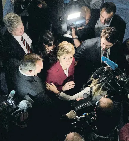  ?? ANDY BUCHANAN / AFP ?? Debacle. La primera ministra escocesa, Nicola Sturgeon, comparece ante la prensa para explicar las causas de la debacle del SNP