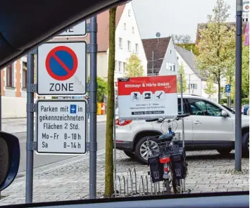  ?? Foto: Uwe Bolten ?? Zu tief angebracht­e Schilder und parkende Fahrzeuge versperren den Sehenden den Blick. Über das Leitsystem hinausrage­nde Motorhaube­n behindern die Blinden.