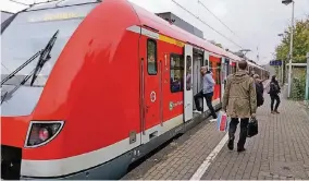  ?? RP-FOTO: JOACHIM PREUSS ?? Die S-Bahn in Hösel: Den neuen samstäglic­hen 20-MinutenTak­t hat die Rheinbahn noch nicht berücksich­tigt – das bedeutet Warten beim Umsteigen.