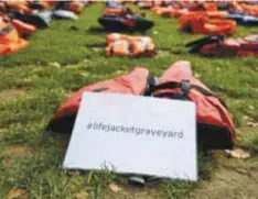  ?? / GETTY IMAGES ?? El hashtag #lifejacket­graveyard nos invita a hacer conciencia sobre la situación de los refugiados.