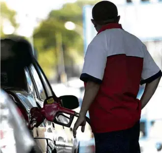  ?? Marcelo Camargo - 21.jul.17/Agência Brasil ?? Frentista abastece carro em Brasília; litro da gasolina no país subiu, na média, R$ 0,285