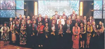  ??  ?? Abang Johari (second row  fth right) is seen with this year’s winners. He is  anked by Lee (on his left) and Ik Pahon. Yong is at second row seventh right.