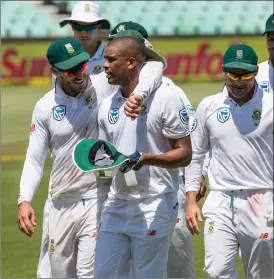  ?? Picture: LEON LESTRADE/ANA ?? LET ME BUY YOU LUNCH, VERN: South African captain Faf du Plessis congratula­tes Vernon Philander on dismissing David Warner with the last ball of the first session in Durban yesterday.