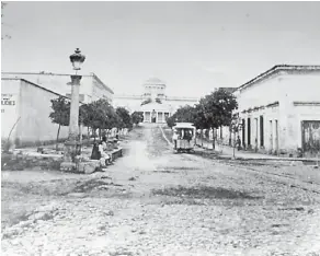  ??  ?? O De arriba hacia abajo: Foto panorámica en la que se aprecia el trazo de las calles, con el ICC y la Plaza de Toros El Progreso, fotografía del interior del Mercado Libertad recién inaugurado y la ahora calle Morelos con el ICC al fondo