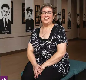  ?? Photo : Marta Guerrero ?? Carole Pelchat, archiviste de L’USB, présente l’exposition qui commémore le centenaire de l’incendie du Collège de Saint-boniface.