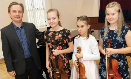  ??  ?? Under-12 violin solo competitor­s Julia Antolec, Julia Weber and Joanna Szlachta with their teacher Tom Siarkiewic­z.