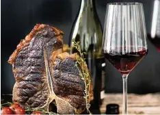  ?? Foto: Foto: Deutsches Weininstit­ut/dpa ?? Zum T Bone Steak macht man mit einem unkomplizi­erten Rotwein nichts falsch. In teressant ist auch Brown Ale Craft Bier.