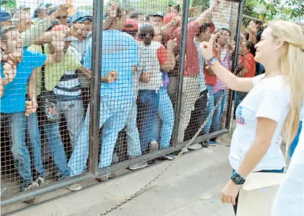  ??  ?? Seguidores de Maduro increpan a Lilian Tintori, esposa del encarcelad­o Leopoldo López, durante una actividad de campaña de los partidos opositores en Guarico, donde fue baleado el líder Luis Manuel Díaz.