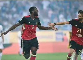  ??  ?? Lukaku sai para comemorar com Carrasco gol que deu a vaga à Bélgica