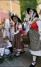  ?? (Photos doc Gilbert Rinaudo) ?? Que ce soit dans les rues où en l’église, les tenues traditionn­elles provençale­s égayeront la ville.