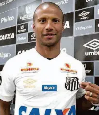  ?? Ivan Storti/santos Fc/divulgação ?? O uruguaio Carlos Sánchez veste a camisa oficial do do Santos; número vai ser escolhido em uma enquete