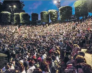  ?? LLIBERT TEIXIDO ?? Las gradas del Grec, rebosantes de público en la primera noche de festival