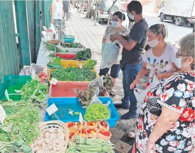  ??  ?? Más de 30 campesinas y artesanas exponen sus productos en la Feria de la Red Agroecológ­ica.