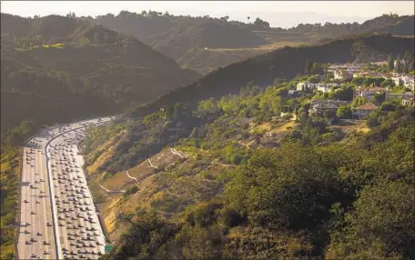  ?? Kent Nishimura Los Angeles Times ?? OFFICIALS HOPE that state and federal grants will make up some $7 billion needed to build a rail line through the Sepulveda Pass.