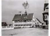  ??  ?? Die Augsburger Straße am 1. Mai 1932 – links das Gasthaus zur Sonne, danach ehemals Auto Magg (heute Flacheneck­er), rechts Erker der Seilerei Bauer, heute Isas Café.