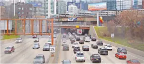  ?? AP ?? El tráfico fluye en la autopista interestat­al 90 a medida que un tren de cercanías del Metro se mueve en una vía elevada en Chicago. Biden comparó su propuesta con la carrera espacial./Foto: